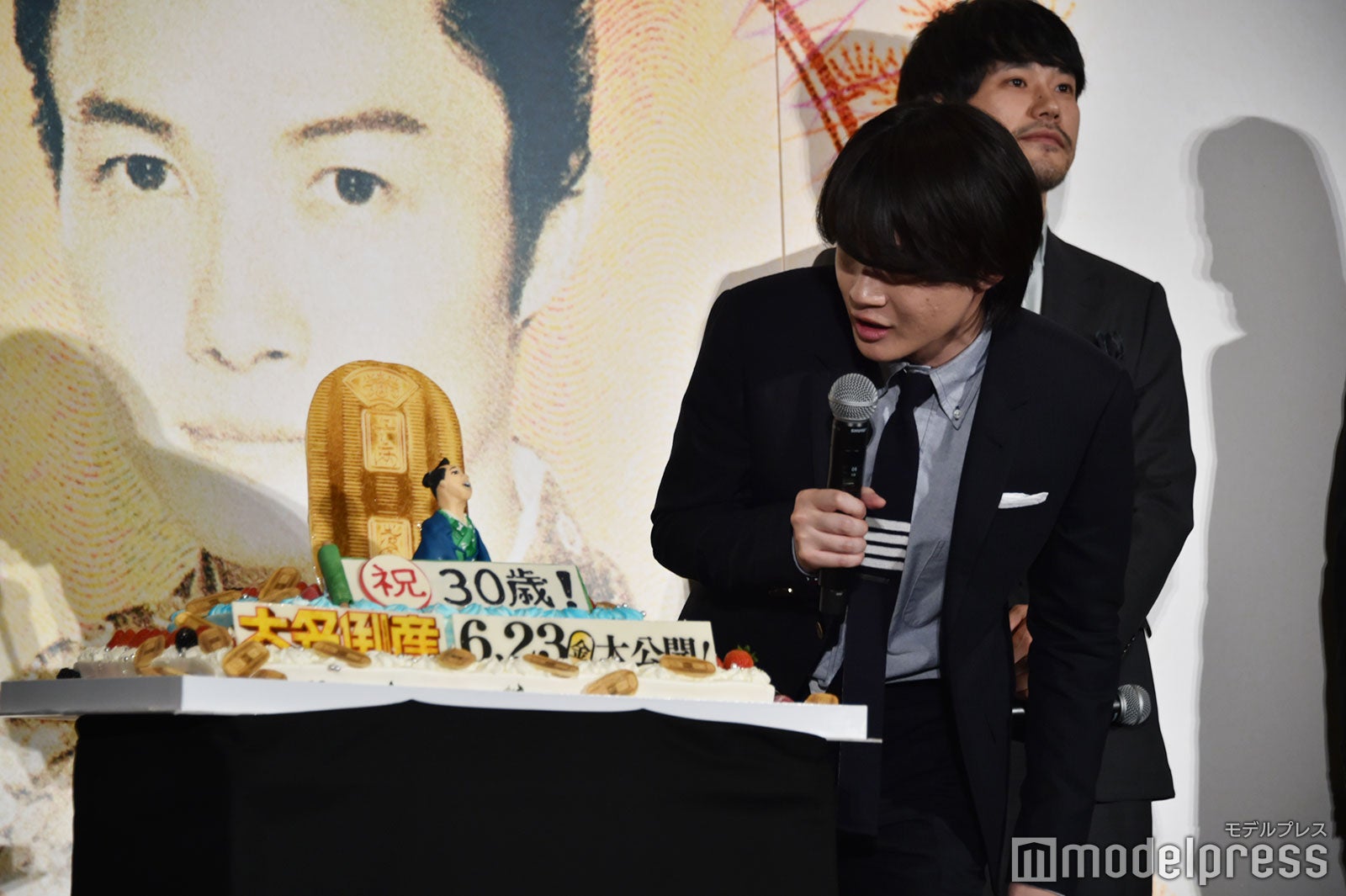 「大名倒産」モチーフのバースデーケーキに感激する神木隆之介、バースデーケーキを見ない松山ケンイチ（C）モデルプレス