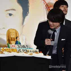 「大名倒産」モチーフのバースデーケーキに感激する神木隆之介、バースデーケーキを見ない松山ケンイチ（C）モデルプレス