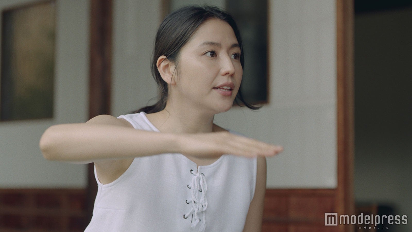 長澤まさみ／「ふんばる手」篇より