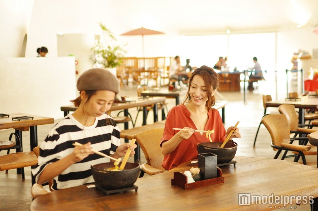 まるでカフェのようなオシャレな店内。和洋の融合が心地いい（C）モデルプレス