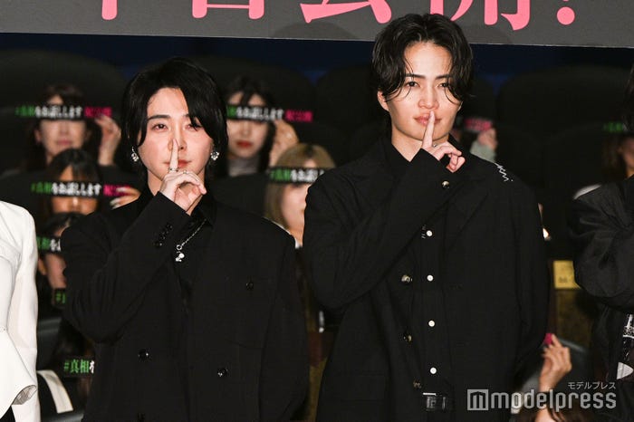 秘密ポーズを決める大森元貴、菊池風磨(C)モデルプレス