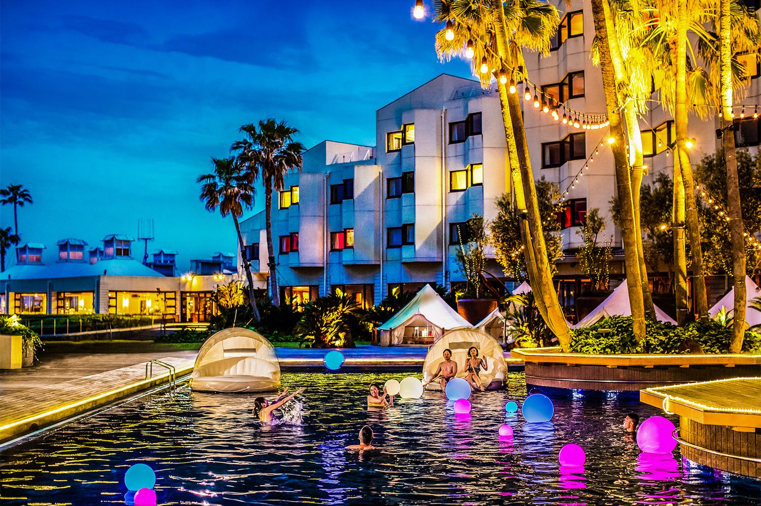 水着姿でグランピングも!福岡「ザ・ルイガンズ」に“大人の遊び場”ナイトプールがOPEN