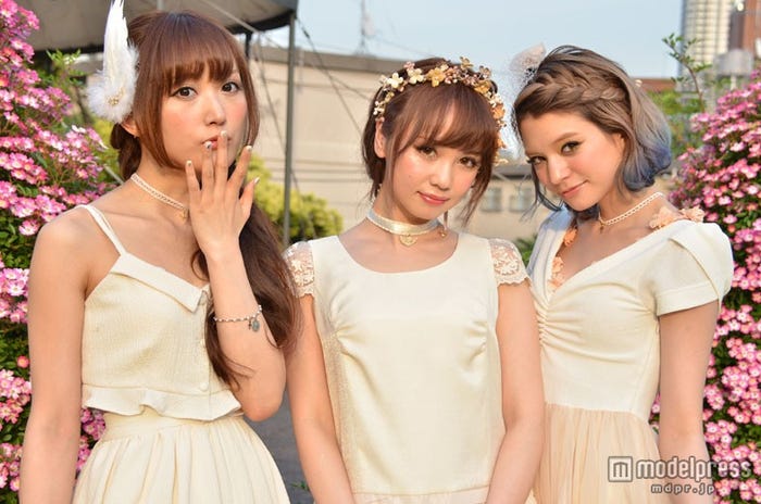 「LARME」の代表的モデルとして活躍する菅野結以、黒瀧まりあ、瑛茉ジャスミン