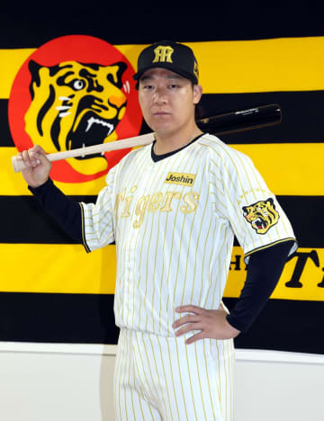 阪神 「チャンピオンユニホーム」をお披露目 ゴールド基調で統一 コンセプトは「伝統×王者（強さ）」 ホーム＆甲子園開幕の2カードで着用