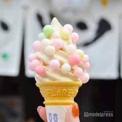 うどん作りの後は併設の売店で和三盆おいりソフトを、350円(C)モデルプレス