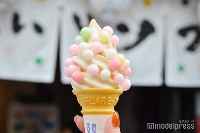 うどん作りの後は併設の売店で和三盆おいりソフトを、350円(C)モデルプレス