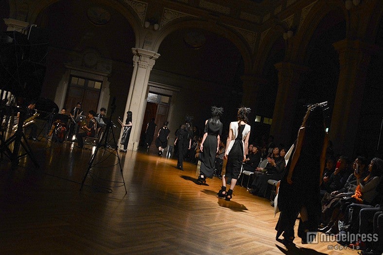 「ROGGYKEI2016 SPRING＆SUMMER COLLECTION FASHION SHOW」の様子