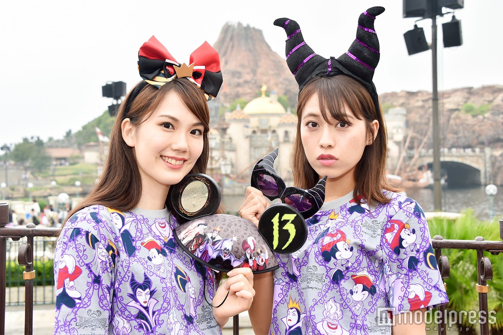 身に付けグッズも充実のラインナップ／モデル：（左から）松田佳奈子、山本沙樹（C）モデルプレス（C）Disney