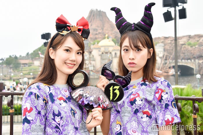 身に付けグッズも充実のラインナップ/モデル:(左から)松田佳奈子、山本沙樹(C)モデルプレス(C)Disney