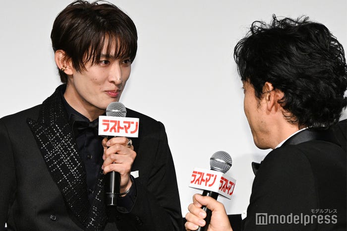 目黒蓮より「かっこいい」とアピールする向井康二(C)モデルプレス