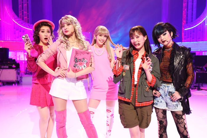 (左から)松原凛子、石田ニコル、松田るか、生田絵梨花、田村芽実(C)フジテレビ