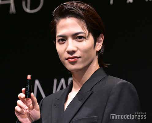 志尊淳、赤リップ×オールバックで黒スーツ着こなし 日本人初「Friend of NARS」就任