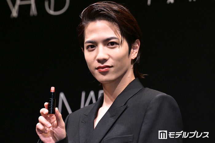 志尊淳、赤リップ×オールバックで黒スーツ着こなし 日本人初「Friend of NARS」就任