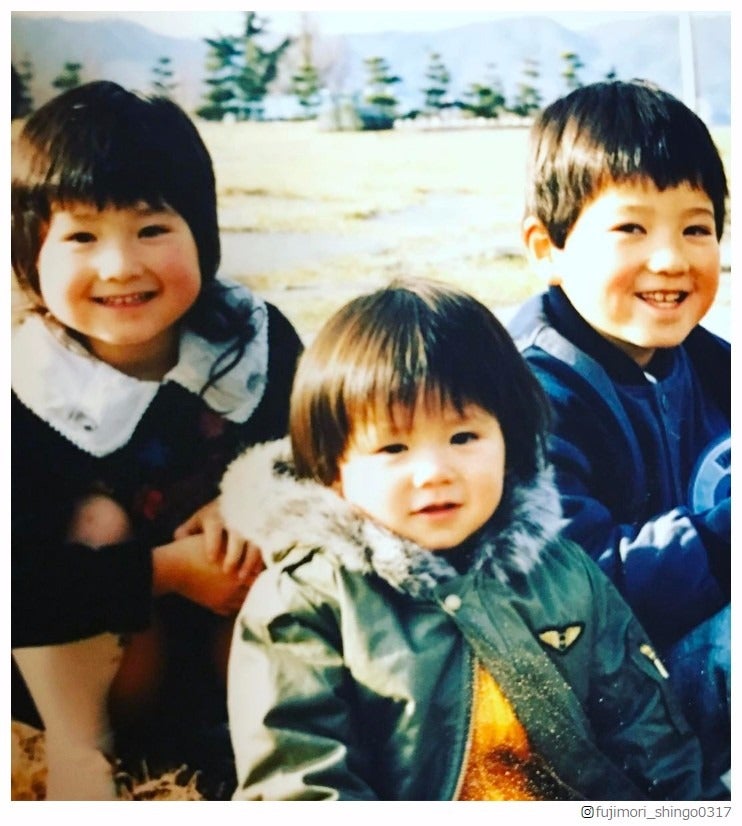 オリラジ藤森慎吾「後にチャラ男」の幼少期ショットに反響「小さいときからかわうぃ～ね～」「面影ある」