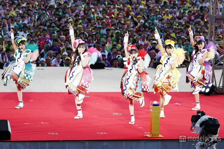 豪華ステージで全力パフォーマンス／Photo by HAJIME KAMIIISAKA＋Z