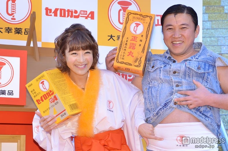 「おなかのお守り『正露丸』新年参拝イベント」に登場した鈴木奈々とスギちゃん