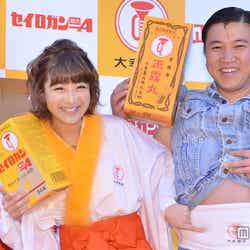 「おなかのお守り『正露丸』新年参拝イベント」に登場した鈴木奈々とスギちゃん