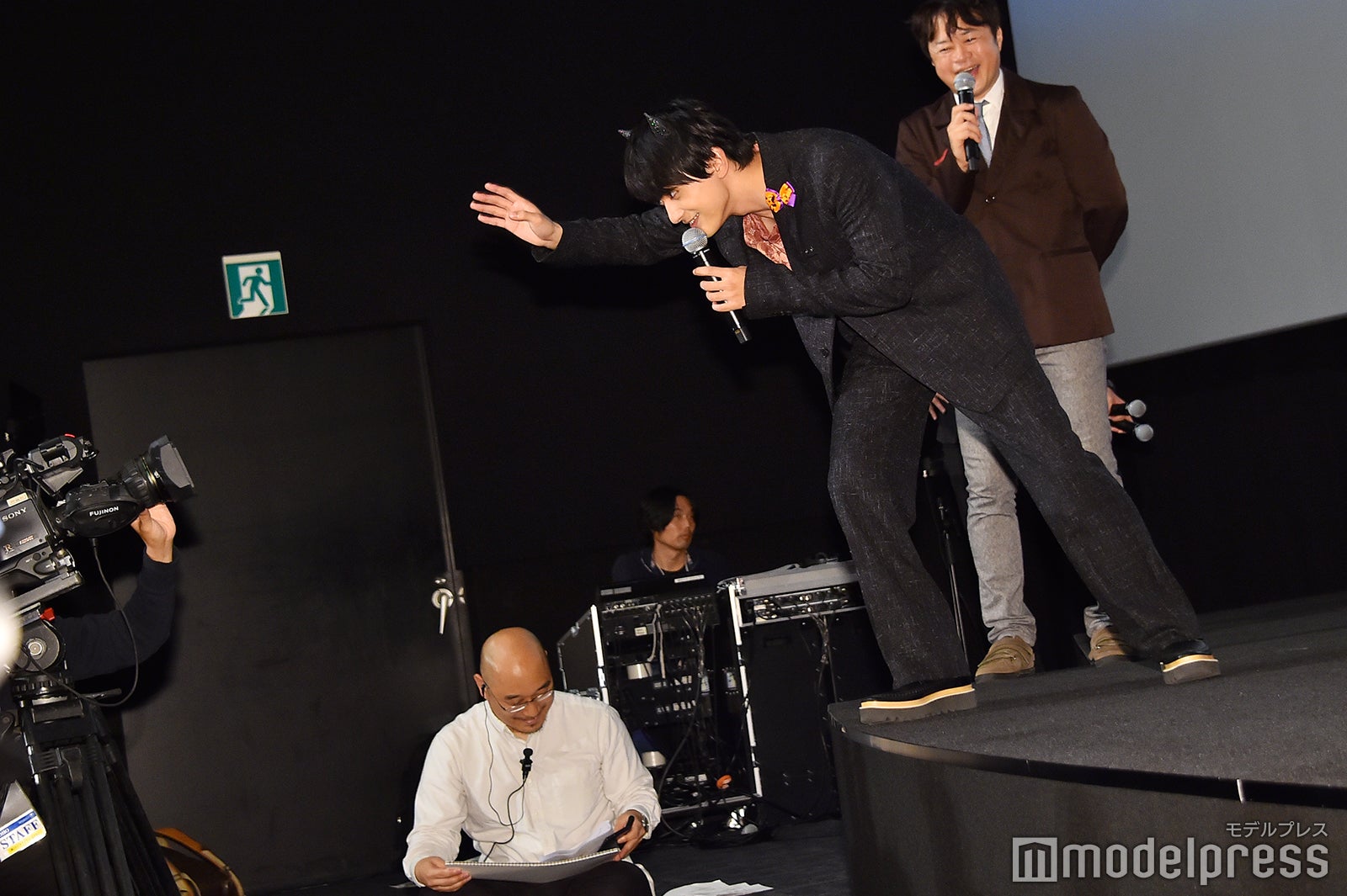 全国中継のカメラに手を振る吉沢亮 （C）モデルプレス