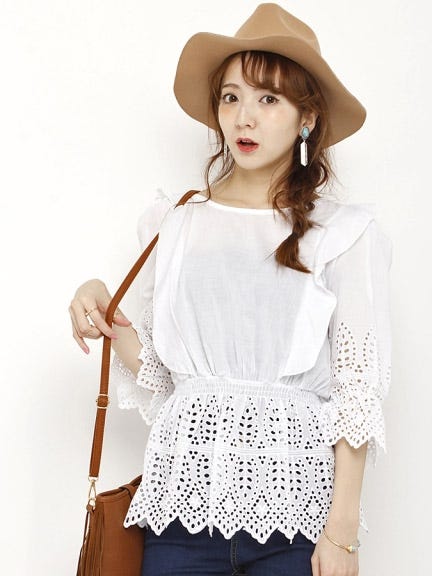 フリル×カットワークレーストップス「LocoChica(ロコチーカ)」3,996円(税込)/画像提供:モバコレ