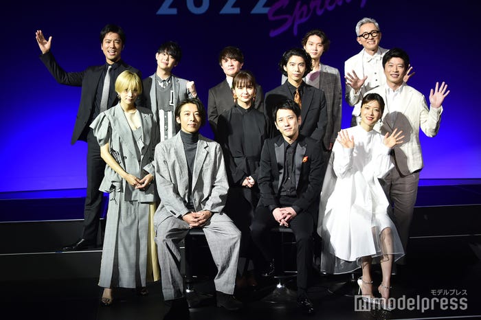 (前列左から)高橋一生、二宮和也、上野樹里(中列左から)柴咲コウ、多部未華子、賀来賢人、田中圭(後列左から)桐谷健太、有岡大貴、濱田岳、磯村勇斗、松重豊(C)モデルプレス