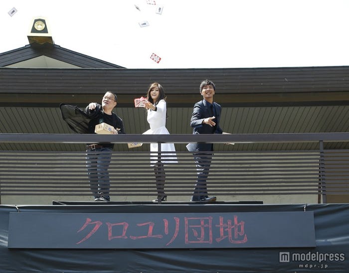 (左から)中田秀夫監督、前田敦子、成宮寛貴