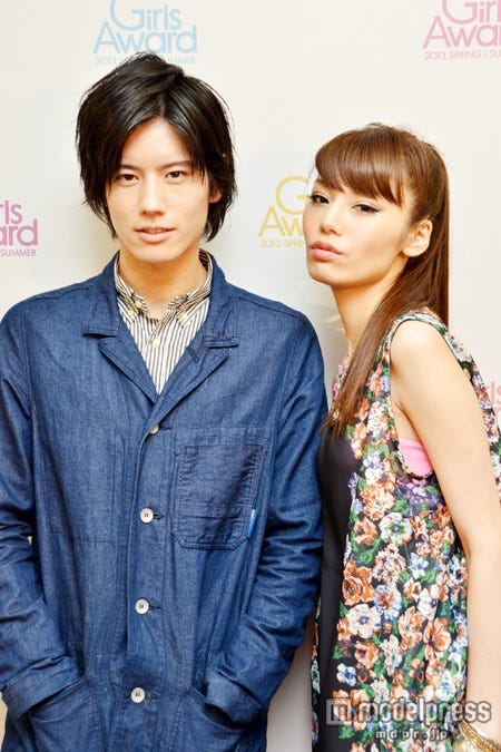 ランウェイをウォーキングした岩永徹也、島袋聖南