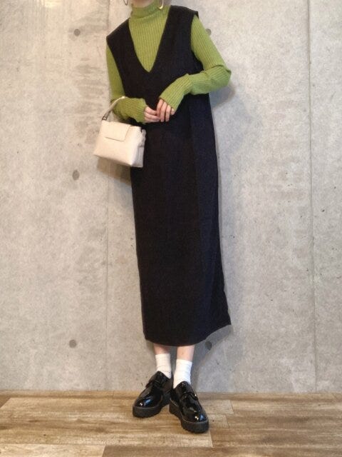 黒ジャンパースカートのコーデ