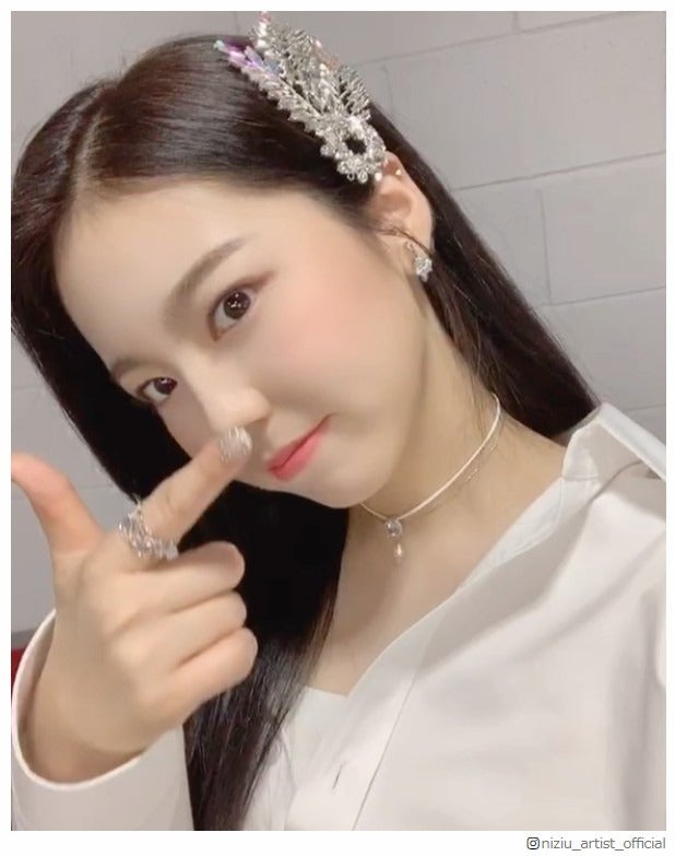 NiziUアヤカ、黒髪イメチェン姿披露「美人度増した」「可愛すぎる」と絶賛の声