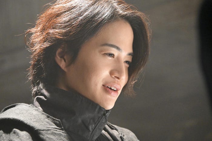 菊池風磨「放送局占拠」第1話(C)日本テレビ