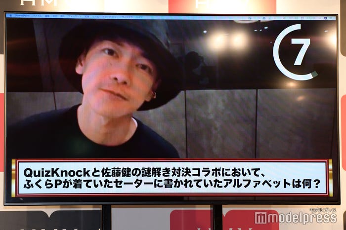 祝福メッセージを送る&クイズを出題する佐藤健(C)モデルプレス