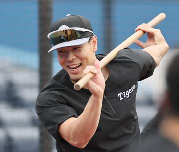 「すげえシフト」「しかもハマったし」 DeNA内野陣が佐藤輝の安打阻止 痛烈な打球は二塁ベース後方の遊撃・京田の正面へ 極端な守備位置にSNS反響