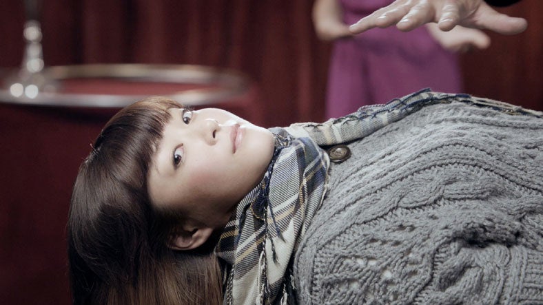 上野樹里、ヨーロッパの街並みを全力疾走　