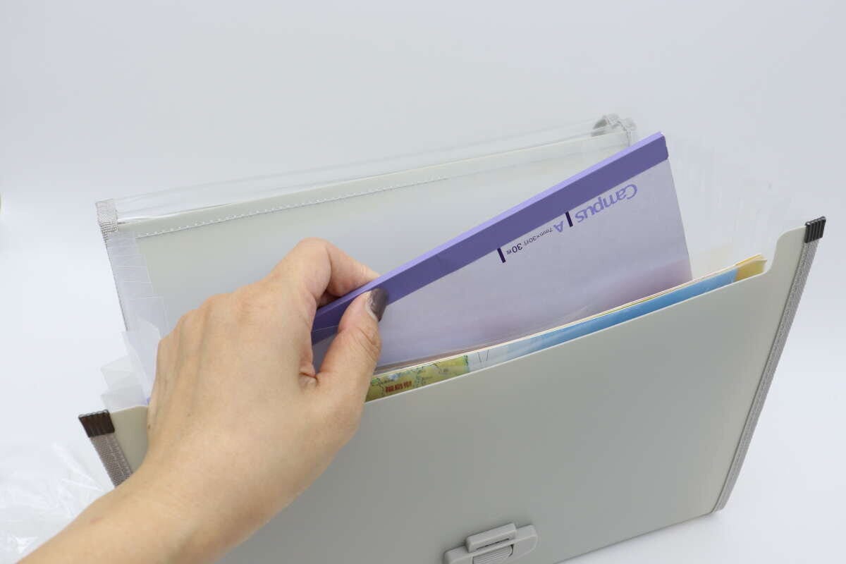 ダイソーのA4窓付ファイルホルダーはB5ノートが入る