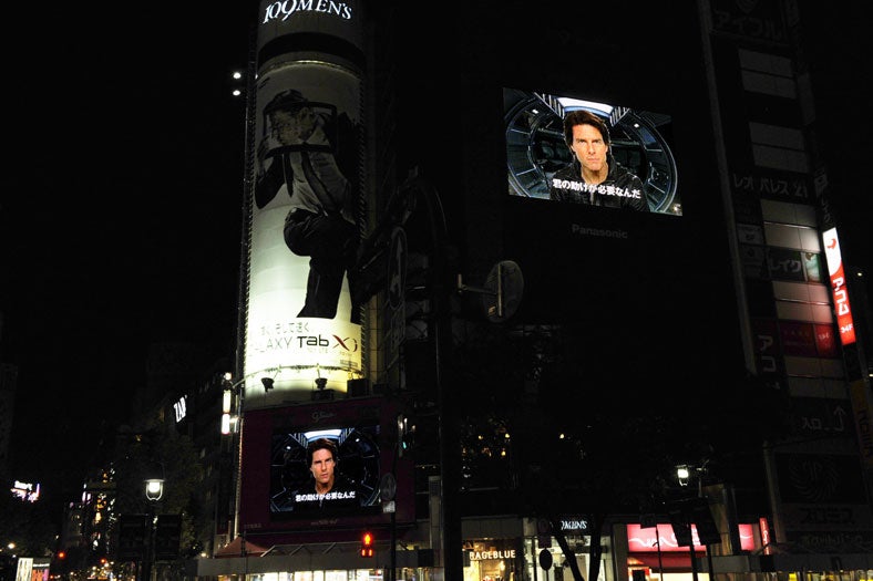 東京・渋谷で緊急ミッションを行ったイーサン・ハント（トム・クルーズ）(c)2011 PARAMOUNT PICTURES. All Rights Reserved.