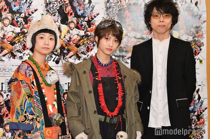 三戸なつめ、若月佑美、演出の松崎史也氏 (C)モデルプレス