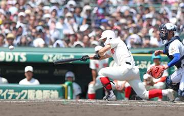 智弁和歌山 松本主将が涙のお立ち台「最高の仲間と最高の舞台で優勝できて」八回代打で逆転につながる犠打 重圧かかる場面で決めきる