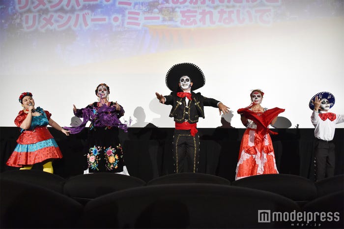 渡辺直美(左)も歌い踊る(C)モデルプレス