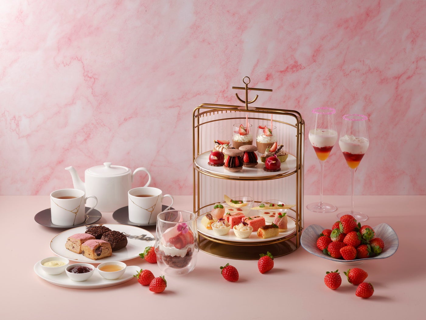 恋するいちごアフタヌーンティー with リンツチョコレート（提供写真）