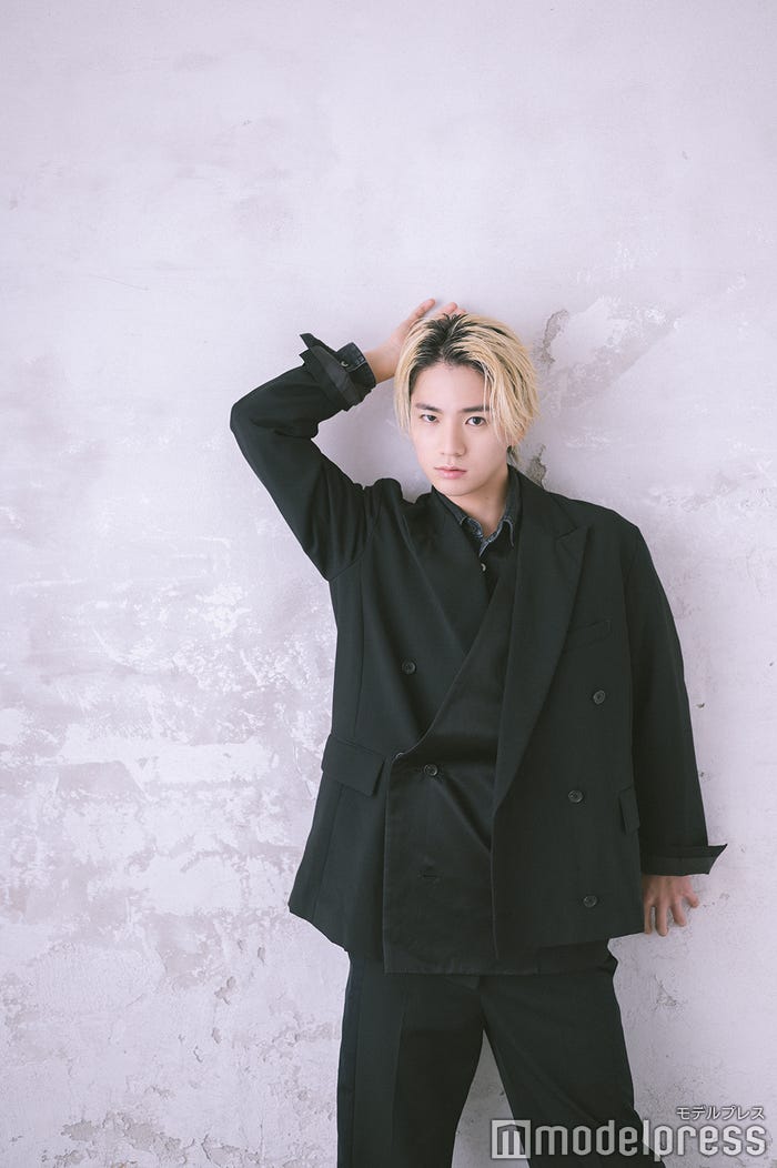ジャケット¥108,900 パンツ¥53,900(ともにTHE KEIJI/THE KEIJI・IJIIT&Co.表参道) その他(スタイリスト私物) ・問い合わせ先THE KEIJI・IJIIT&Co.表参道03-3499-7355/スタイリスト:富田彩人(White Co.)(C)モデルプレス
