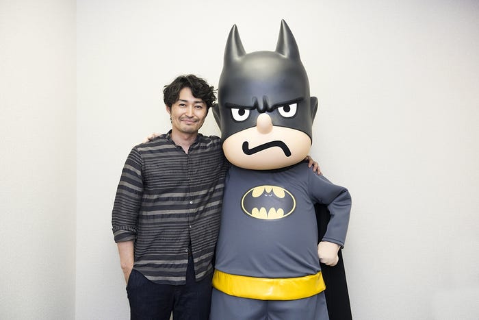 (左)安田顕(C) Warner Bros. Japan and DLE. DC characters and elements(C)& TM DC Comics. Eagle Talon characters and elements (C) & TM DLE. All Rights Reserved.