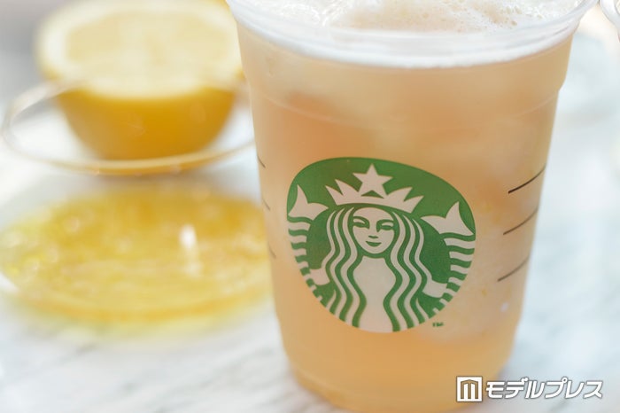 キラキラしたイエローのグラデーション （C）モデルプレス