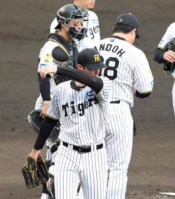 阪神 藤川監督が異例の継投 三回途中でルーカスから神宮へスイッチ 甲子園がどよめく→最少失点で切り抜け大歓声に
