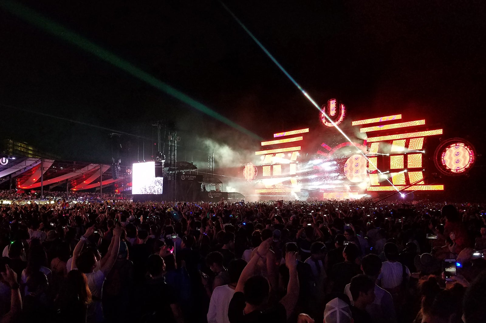 スクリーンやレーザーなどが輝くステージも見たままに／Galaxy S7 edgeで撮影