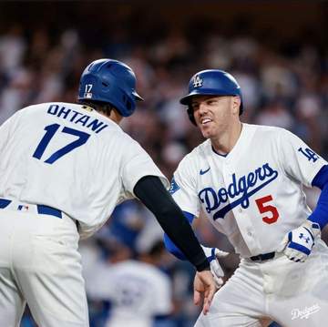 ドジャース 山本由伸が立ち上がって拍手 大谷翔平の四球からフリーマンが先制3ラン 本拠地がいきなり熱狂 山本の自己最多13勝目へ大きな援護