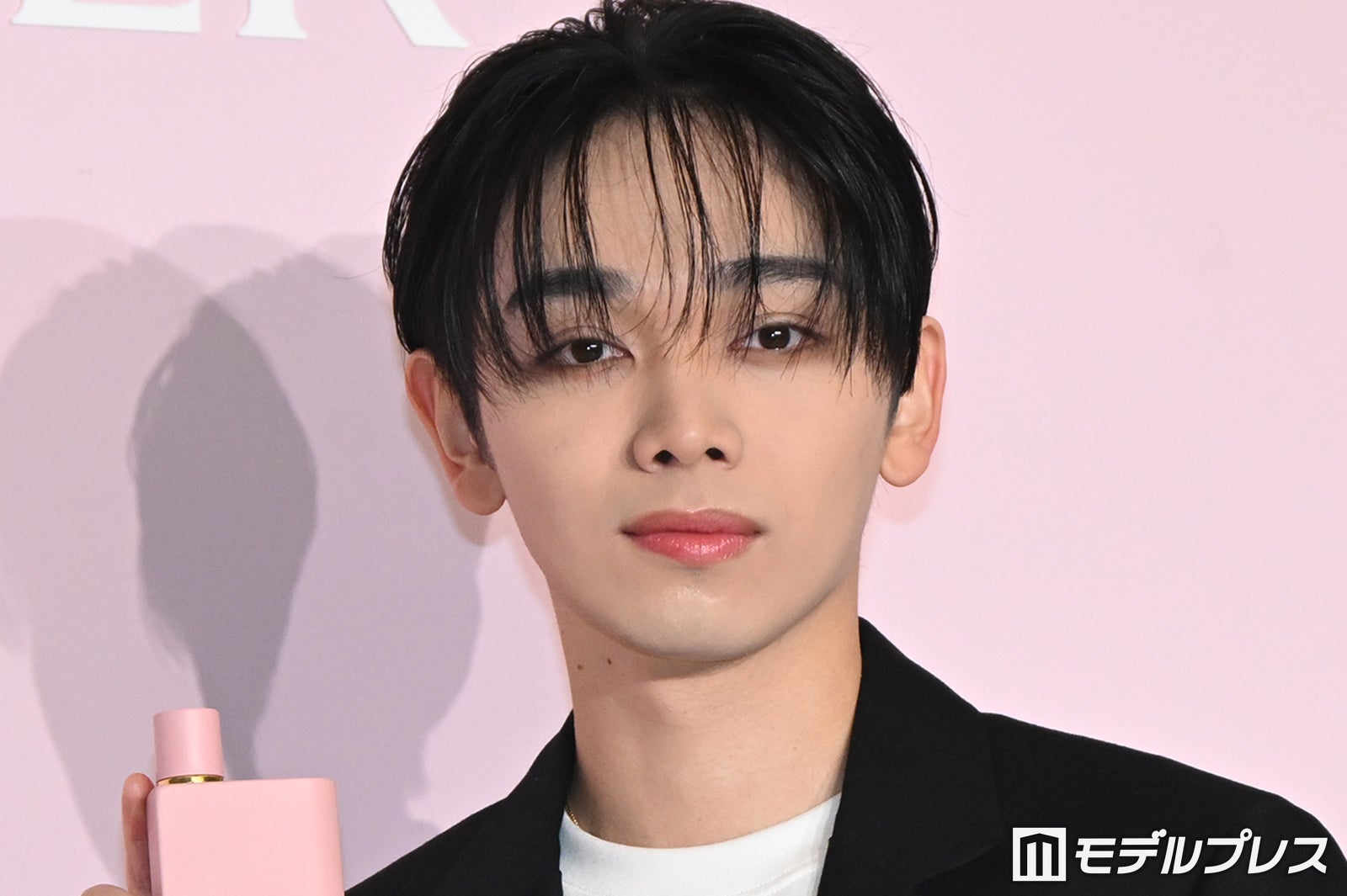 宮世琉弥、愛犬と散歩時に持ち歩いているもの「筋トレもしてるんで」【BURBERRY HER SAKURA JOURNEY】