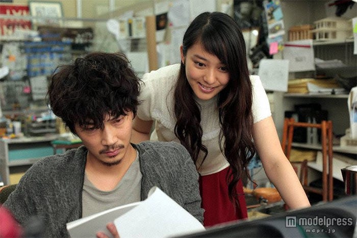 フジテレビ系連続ドラマ『すべてがFになる』に主演する武井咲(後)と綾野剛(前)/(C)モデルプレス