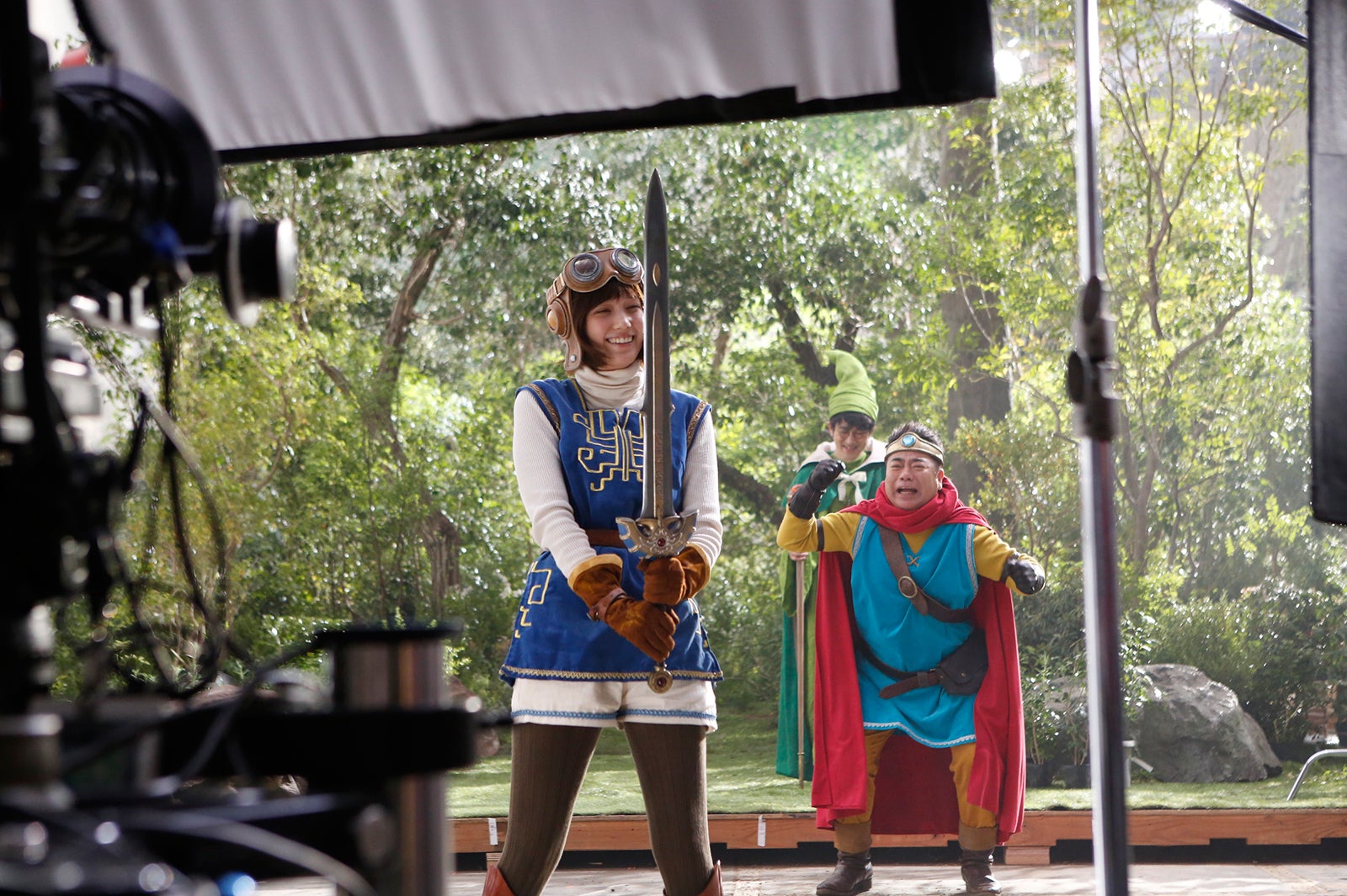 出川哲朗、本田翼（C）2015, 2016 ARMOR PROJECT/BIRD STUDIO/SQUARE ENIX All Rights Reserved.