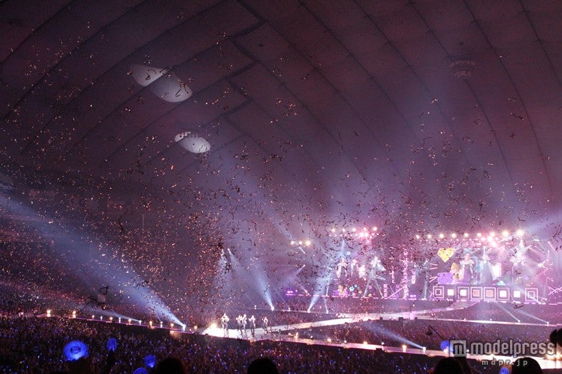 アンコールを含む全29曲を約4時間にわたって披露