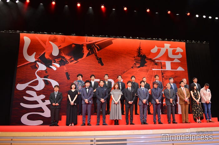 (前列左から)小倉久寛、土村芳、山内圭哉、玉木宏、本田翼、西島秀俊。佐々木蔵之介、佐藤浩市、藤竜也、高嶋政宏、深川麻衣、中井貴一(後列左から)片桐仁、和田正人、村上淳、平埜生成、戸次重幸、市原隼人、吉田栄作、福井晴敏氏、かわぐちかいじ氏、若松節朗監督(C)モデルプレス