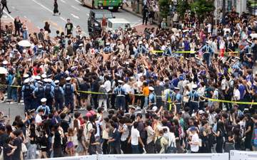 W杯 渋谷が大騒乱「死ぬかと思った…」の声も 赤信号でも交差点で騒ぐ、水を噴射、肩車で群衆突進